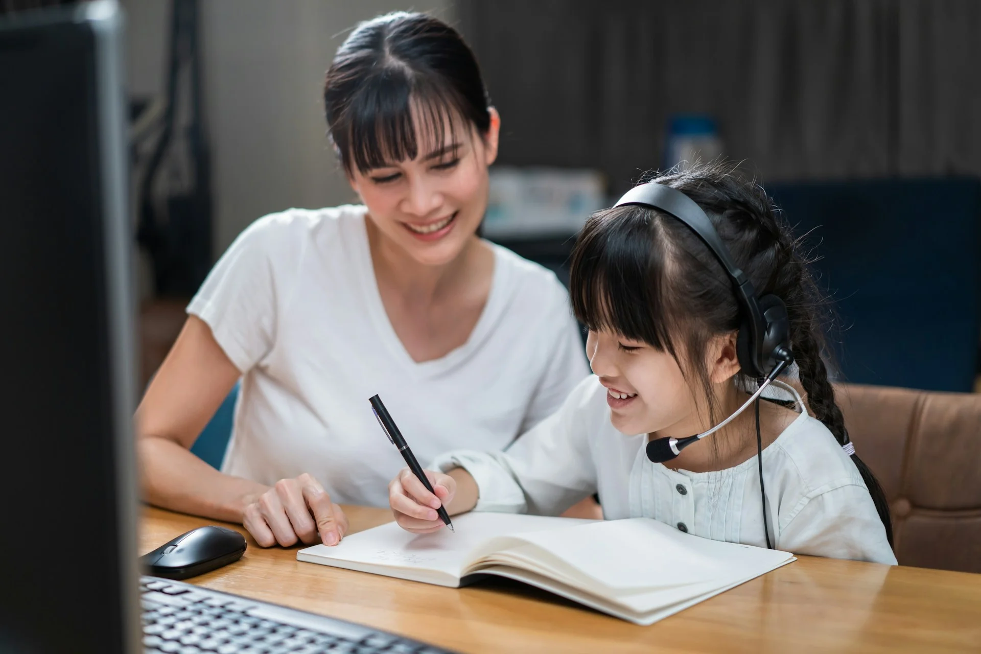 photo - one of st albans tutors helping a young child with schooling in a relaxed setting, they are smiling 